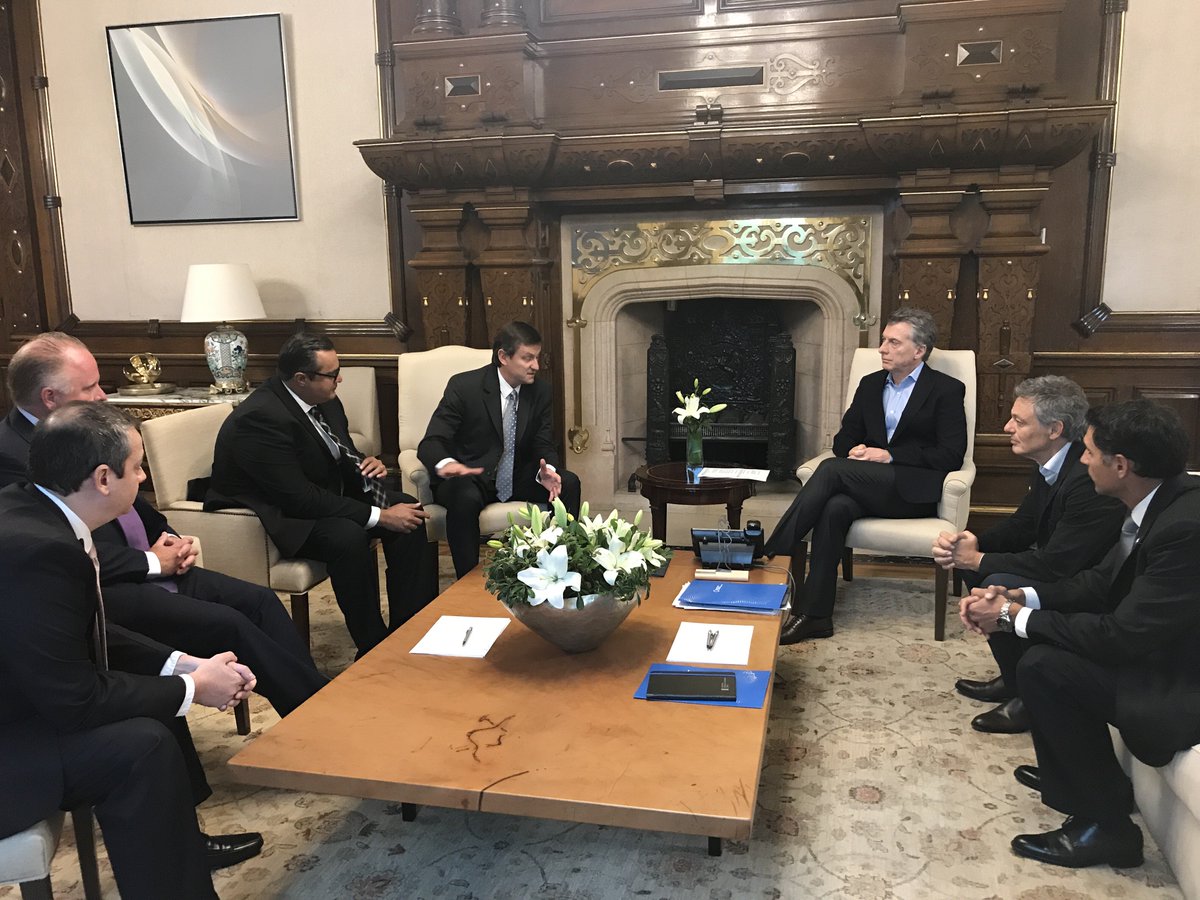 mariojulio72's tweet photo. Hoy con el Presidente @mauriciomacri @cabrerafran y @sjmignone  en Casa Rosada por expansión del SDC de #PwC y la creación de 600 empleos. https://t.co/iGlN8lgRHI