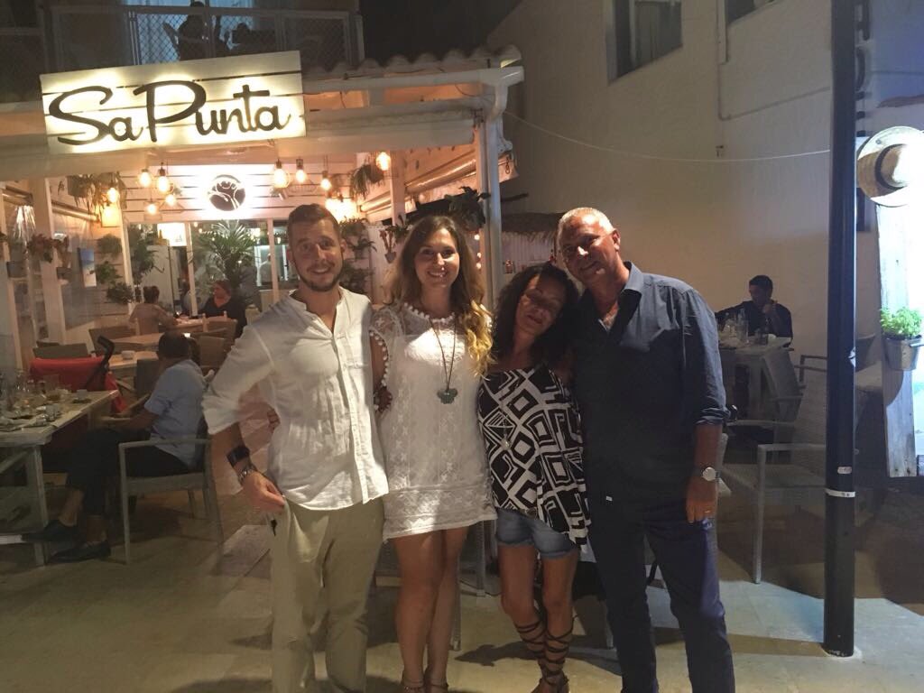 maxcory69's tweet photo. Il bello di Formentera è anche buono. Un amico trovato, il piacere di tornare ancora #sapuntarestaurant https://t.co/LJKafGNzC4