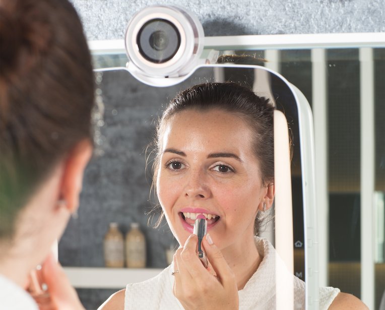 TheMemo's tweet photo. Magic mirror from hell https://t.co/lmYFpWHUzn @HiMirror_US #BeautyBlogger #SmartMirror #HiMirrorPlus https://t.co/MVBthBcRS3