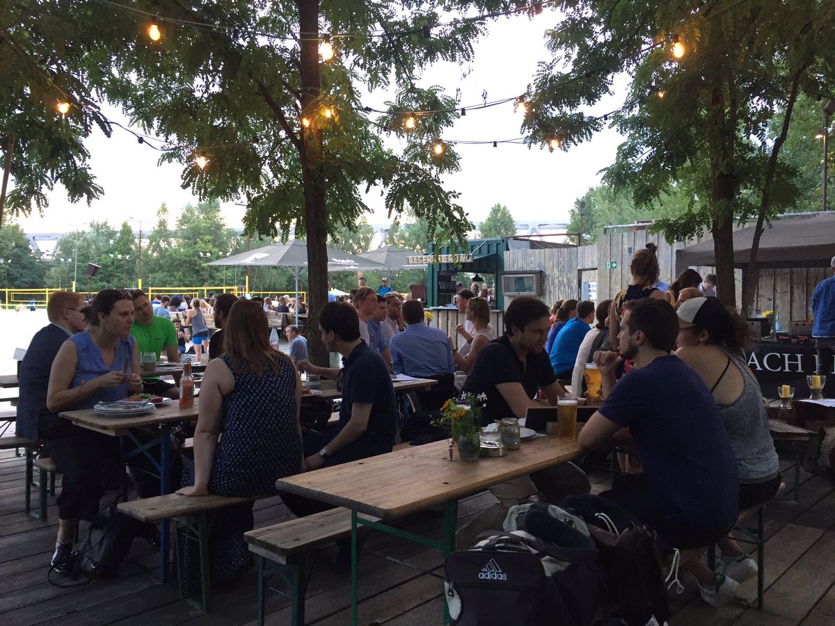degepolCOM's tweet photo. Wie schön entspannt es bei #COM2SunFun zu geht bei Essen und Getränken. Und nun auf zur 2. Runde 🏝-Volleyball #degepolCOM #PublicAffairs https://t.co/5CvG0ehOMO