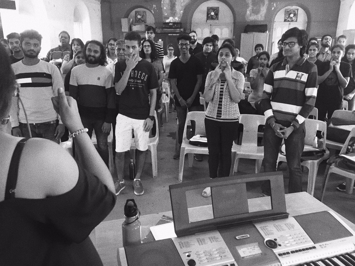 ShannonDonald5's tweet photo. Had a wonderful time with these sweet singers yesterday! Thanks to all who came ♥️🎤🙏🏼#VocalWorkshopbyShannonDonald 
Thank u to @FSM_School 🌈 https://t.co/jfxsDmR3b8