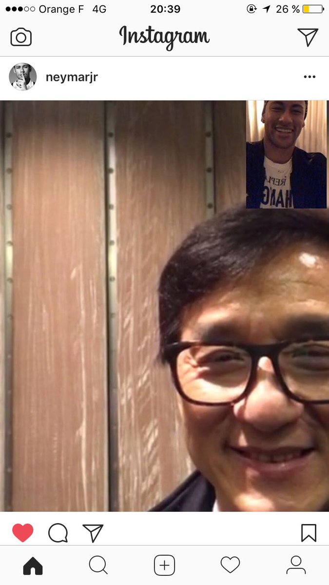 svmir_17's tweet photo. Pendant que le monde entier parle de son "transfert du siècle", Neymar fait des facetime avec Jackie Chan. Il en a rien à foutre. https://t.co/wsE1SuvmWK