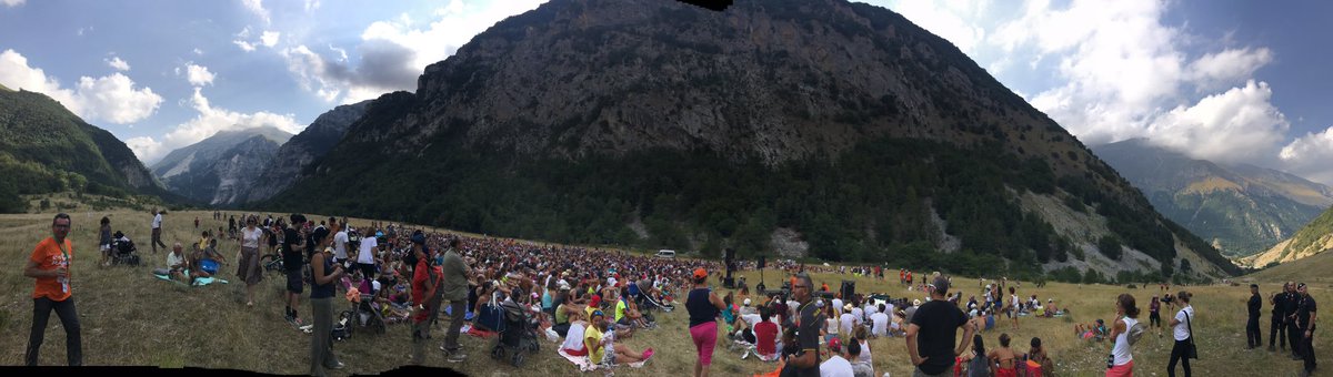 ELodolini's tweet photo. Che spettacolo #Foce di #Montemonaco che ha ospitato un grande evento #RisorgiMarche un grande marchigiano Neri Marcorè e 4 mila persone https://t.co/3y3YSLKbJy