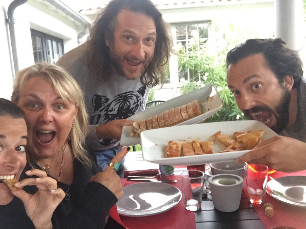 ALJ's tweet photo. Quand mes potes @DamidotValerie veulent que j'accélère pour le diner #tjsenretard https://t.co/nPHdQAk8ox