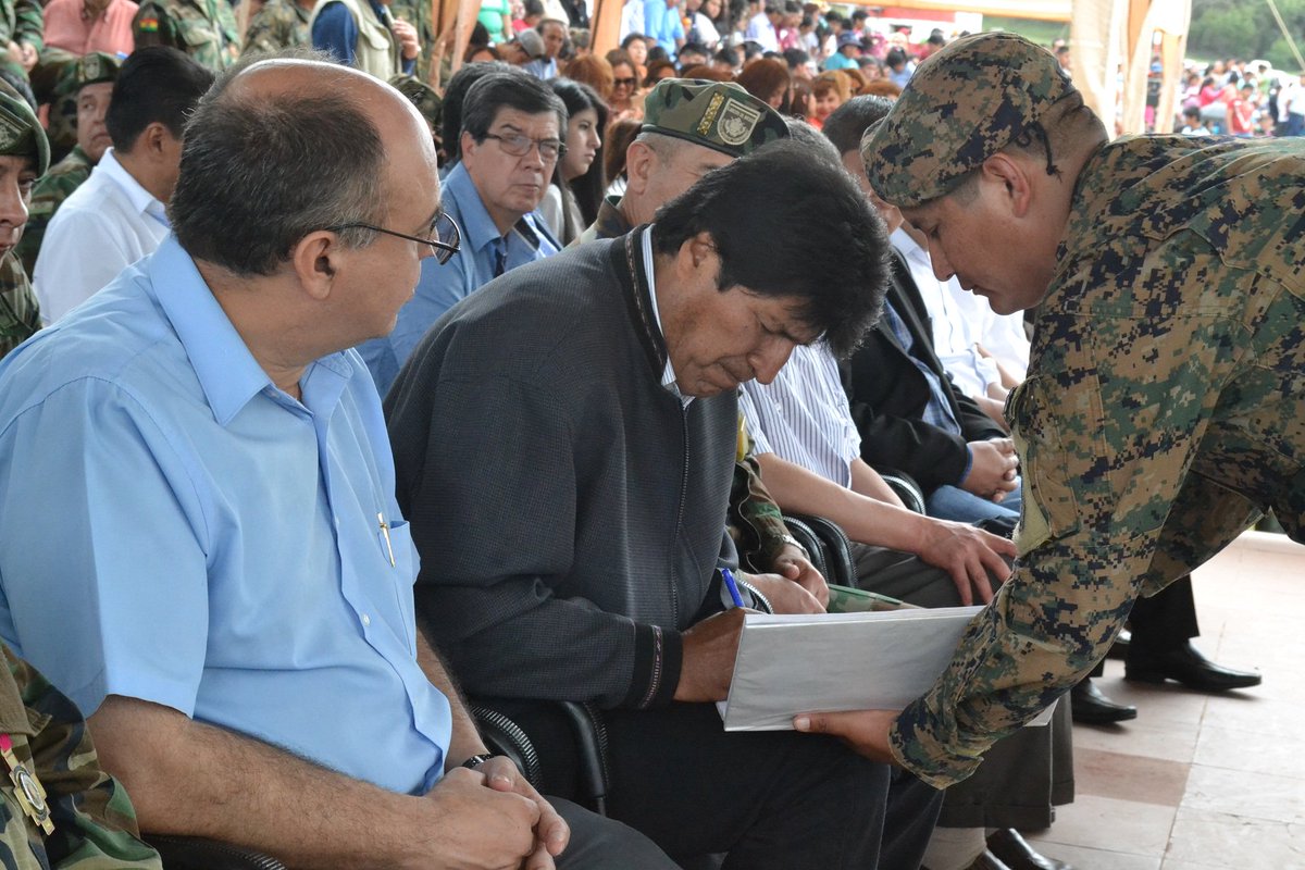 mindefbolivia's tweet photo. Pdte. @evoespueblo participo n la graduación de Cóndores Satinadores realizado en #Sanandita #Yacuiba y los convoca luchar por la liberación https://t.co/YyeEqhjT2J