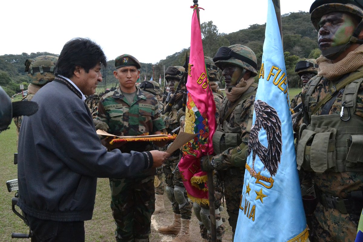 mindefbolivia's tweet photo. Pdte. @evoespueblo participo n la graduación de Cóndores Satinadores realizado en #Sanandita #Yacuiba y los convoca luchar por la liberación https://t.co/YyeEqhjT2J
