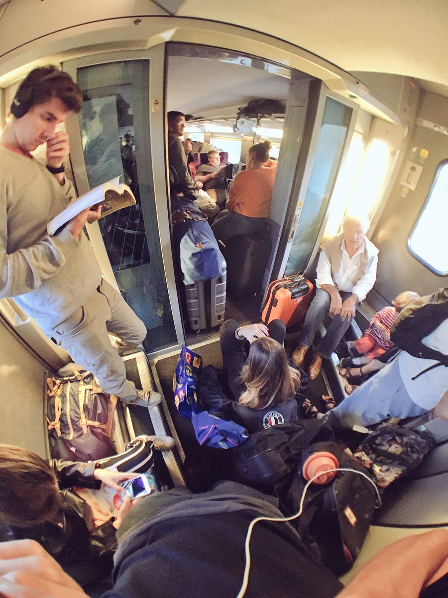 JeremySuchet's tweet photo. Je me souvenais pas que c'était aussi confortable la première classe dans les TGV @SNCF 🤔 https://t.co/iPY5Madlt9