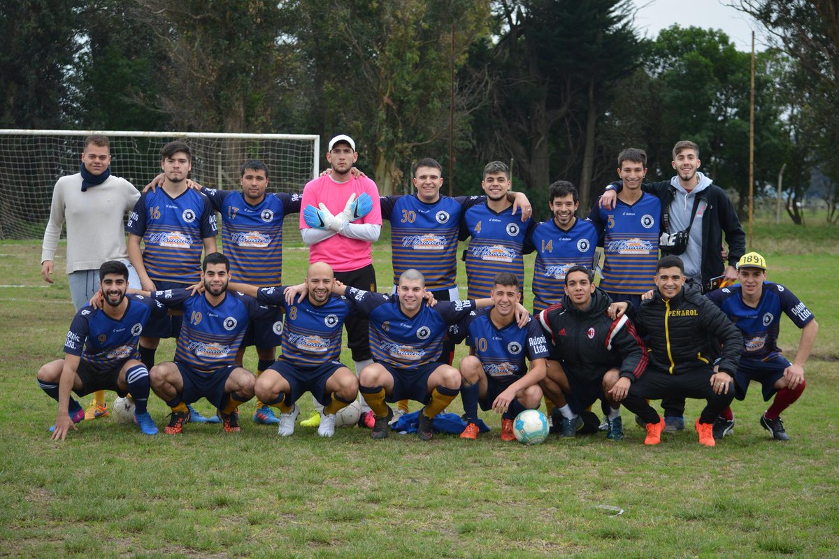 Lechester_FC's tweet photo. El plantel completo del #Lechester con su nuevo DT #LFC https://t.co/UD0vwE94Ca