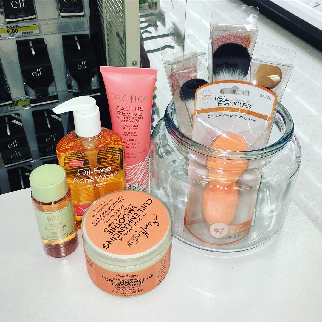T2346vml's tweet photo. Our new makeup table is up &amp; running! Now we can do samples for guests while showcasing different products/brands @KColeman32 @OswaldDebbie https://t.co/FW5BNmoXcQ