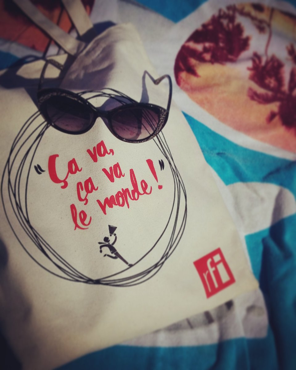 LoubiereSophie's tweet photo. Le #hitbag de l'été 😎☉🍨 @RFI https://t.co/Id2rhSN7Kh
