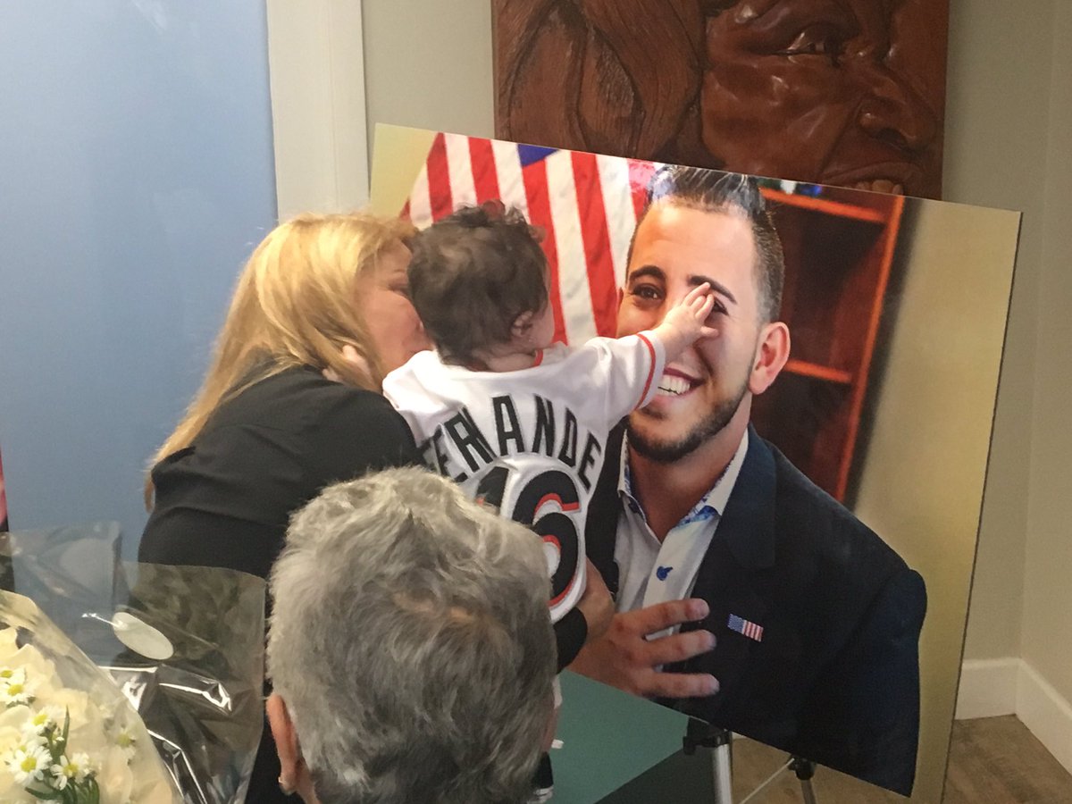 pinakk12's tweet photo. If this doesn't break your heart...

Jose Fernandez's 5-month old daughter Penelope reaches out for photo of him. He would've been 25 today. https://t.co/83my4f7h4g