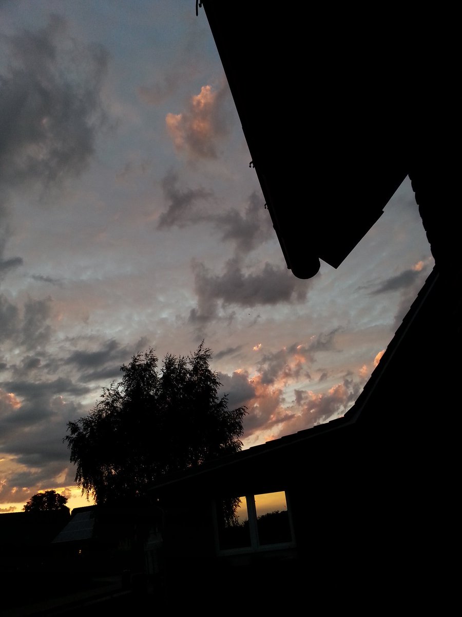 ullmann_anja's tweet photo. Sehr schöner Abendhimmel heute 😎😎 https://t.co/kPpOkLpTPF