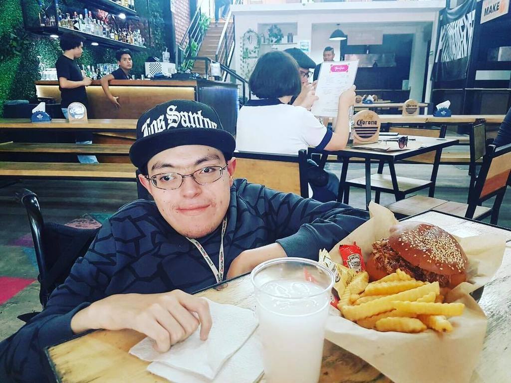 tacodekobe's tweet photo. Comiendo un sándwich de Pulled Pork en Pork &amp; Buns de Mercado Acoxpa. @porknbuns @mercado_acoxpa •
•
•
•
•
#Mercad… https://t.co/DTb2W0fC6L https://t.co/PtBqOtpbXH