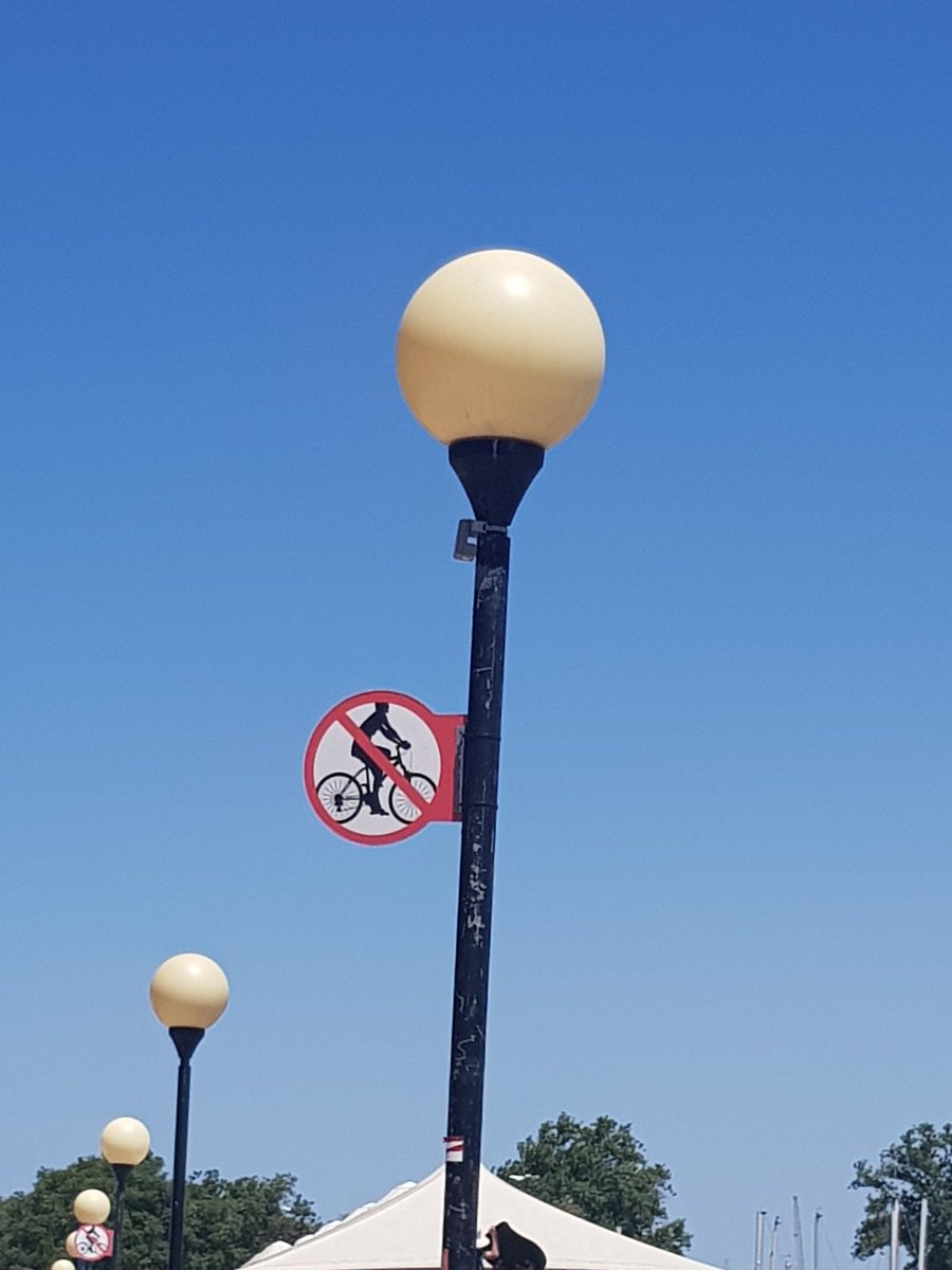 Kirst_MacAlps's tweet photo. @AnnaLangside Coincidentally, I was also talking photos of signs that I liked whilst I was in Lisbon. Lessons to learn here too ๐ #jokes #mibbe ๐ดโโ๏ธ https://t.co/LXtRvrTNTU