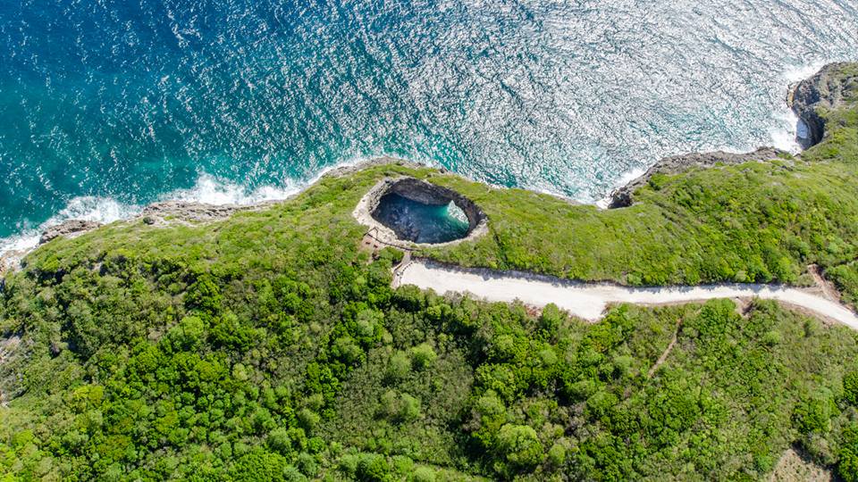 Mlle_MMA's tweet photo. "Gueule Grand Gouffre", emblématique arche naturelle (50m de diamètre) creusée par l’océan dans la falaise #Guadeloupe #MarieGalante https://t.co/LVxBlXl22k
