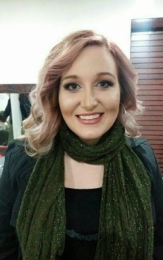 lizandra_winter's tweet photo. Trotse Ambassadeur @curljamhair wat my hare so pragtig kleur en FDK Styling wat my grimering doen #CurlJAM #FdK https://t.co/T80lBcD9MP
