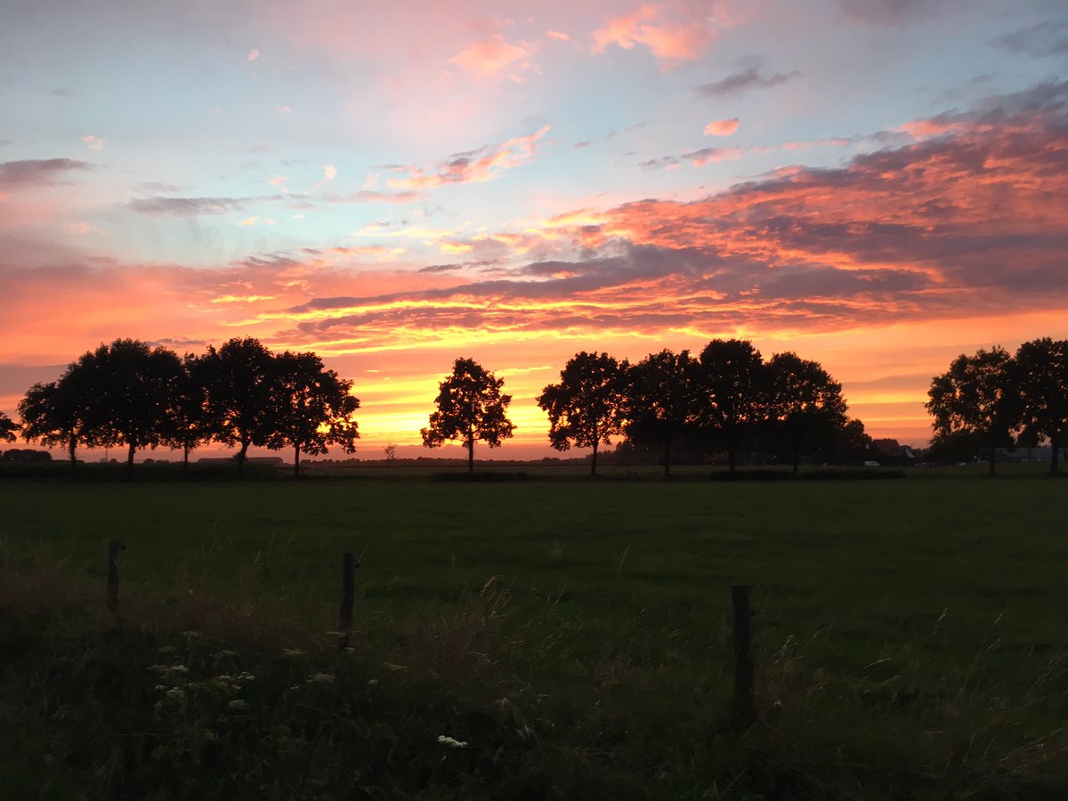NielsBP's tweet photo. Er zijn dagen dat de #Ooijpolder er zo mooi bij ligt dat je de avond niet aan Duits zekerhedenrecht kunt besteden. https://t.co/a20yPfKDY1
