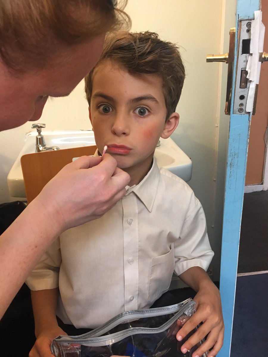 Dress rehearsal! Will rather surprised to have lippy - proud to support local youth talent <a href="/wodsyouth/">WODYS</a> @HallmarkHulme #Worcestershirehour