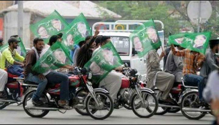selcukaidin's tweet photo. Pakistan seçilmiş lideri için ayakta, #civepakistan #jivepakistan https://t.co/ATmhozDxPW