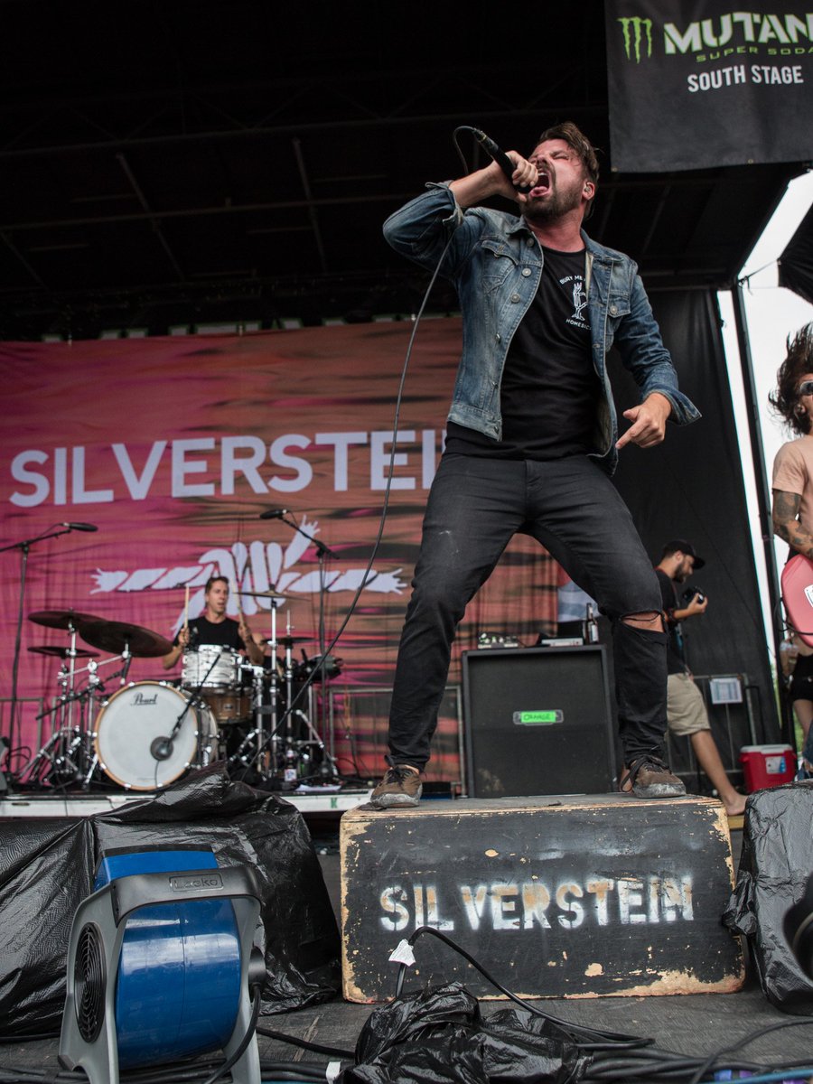 ConnersJim's tweet photo. #Silverstein on @VansWarpedTour in #BuffaloNY (Darien Center) - @silverstein - #WarpedTour #WarpedTour2017 https://t.co/mTcdmXvcX3