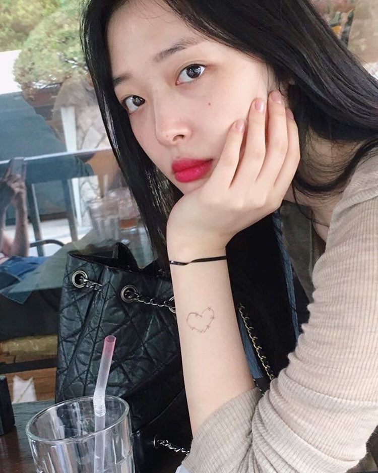 sullithejelly's tweet photo. 😐🖤 https://t.co/3FLAlikUde