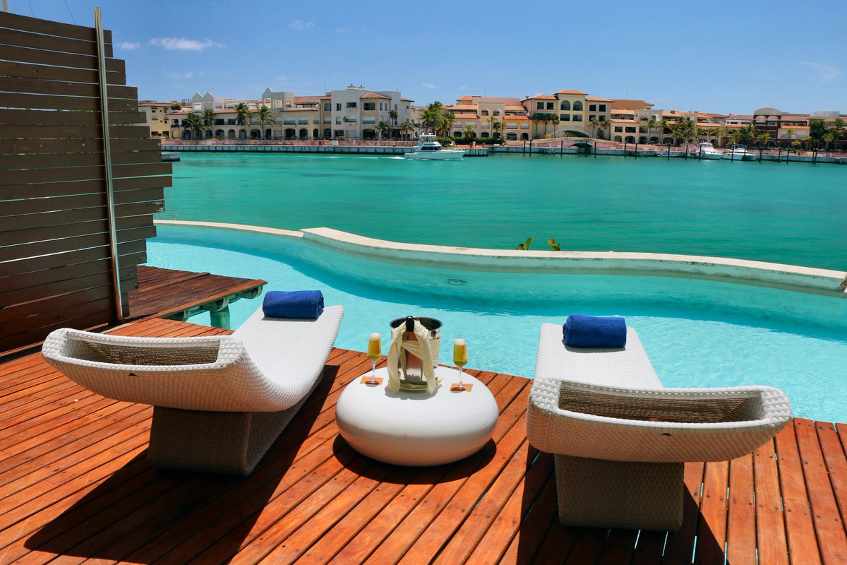 AlSolResorts's tweet image. A6. The perfect getaway includes some champagne and AlSol Luxury Village's spectacular swim out suites. #10BestTravel