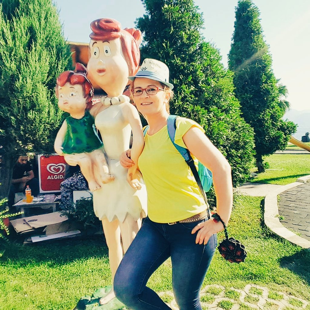 GÜLÜMSE GÜLMEYEN KADERİNE....