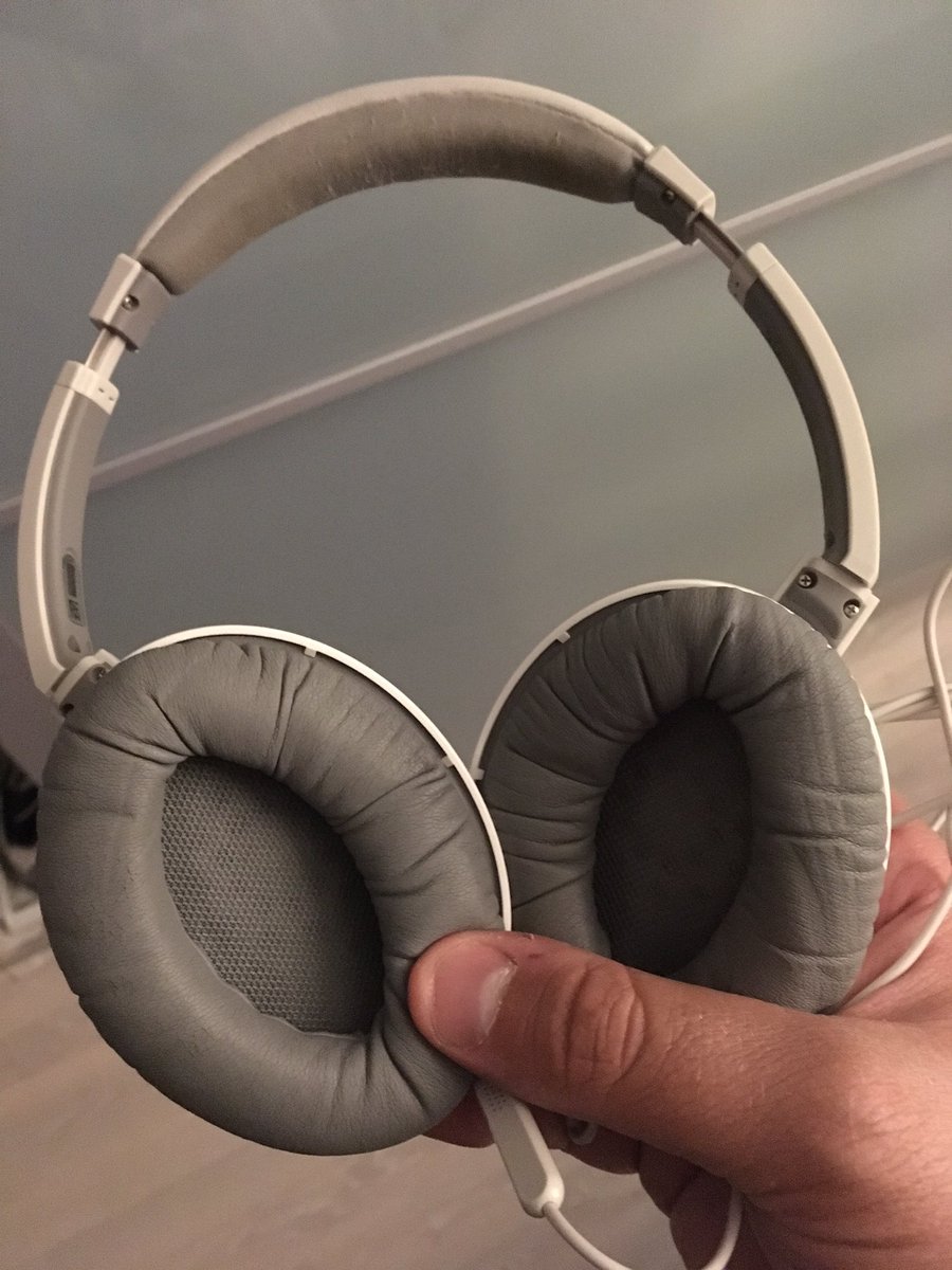 Stjarnanpasoder's tweet photo. Har ett par Bose AE2 ute till försäljning. Grymmaste lurarna jag haft men dags för trådlöst nu. 600kr Nån intresserad? RT = 💚 https://t.co/8sqgPnW7n6