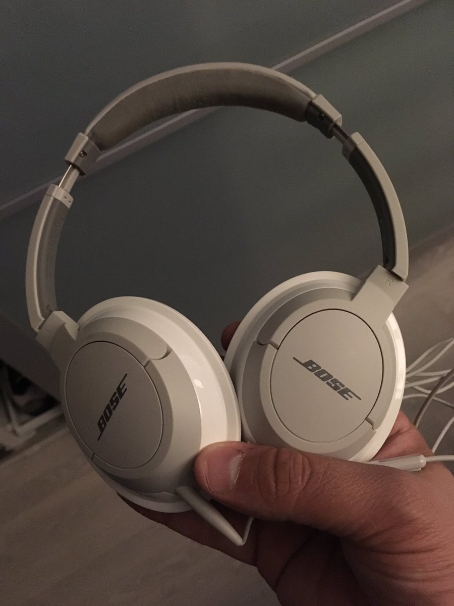 Stjarnanpasoder's tweet photo. Har ett par Bose AE2 ute till försäljning. Grymmaste lurarna jag haft men dags för trådlöst nu. 600kr Nån intresserad? RT = 💚 https://t.co/8sqgPnW7n6