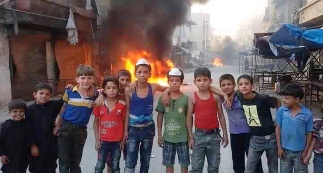 IranArabSpring's tweet photo. @PrimoAhmad قبل عام خرج اطفال #حلب الى الشوارع لمساعدة الثوار باستخدام ابسط امكانيات بعد ما خذلهم العالم
#الغضب_لحلب  ✌🏽️
#AngerForAleppo
 #7DaysInSyria https://t.co/yFY46Nnll7