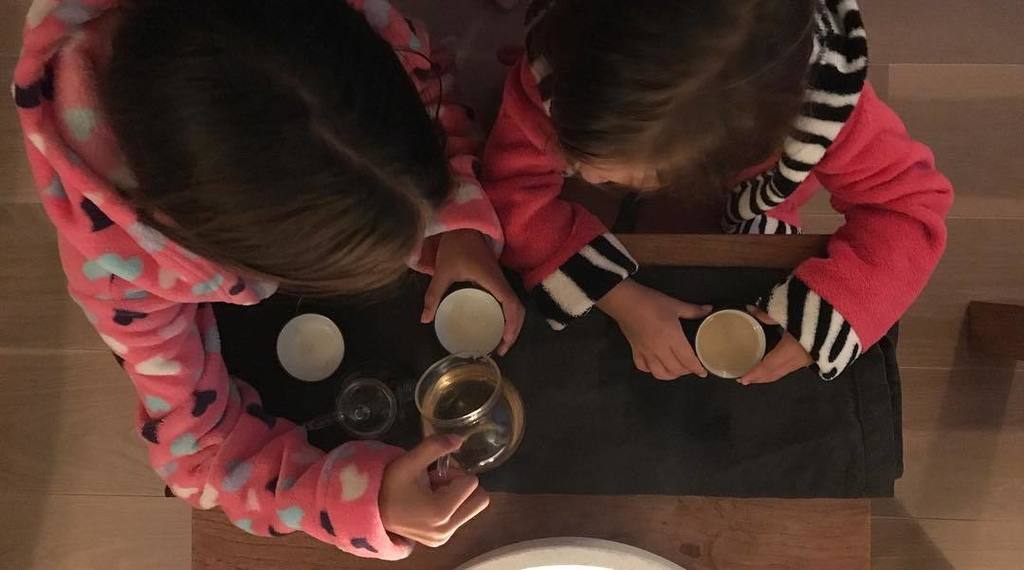 RaymondBroersen's tweet photo. The middle one decided to join the session. She too enjoyed the tea from @bitterleafteas.
#sheng #puerh #alterego2… https://t.co/rBbsAHEXcB https://t.co/TCx1e6sDLk