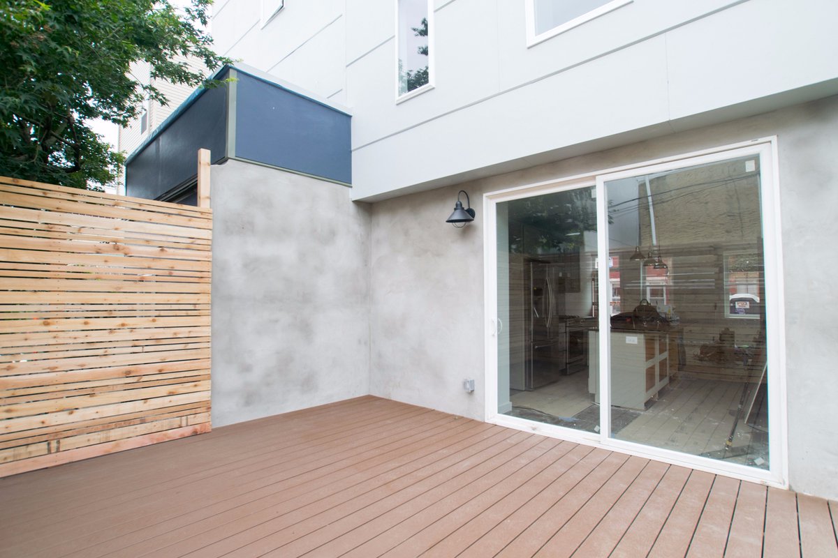 Evolve_Build's tweet image. Monday: Meet the sexy-looking huge deck easily accessible from the kitchen!😍#EvolveBuild #HomeDesign #Summer #Architecture #Deck #House