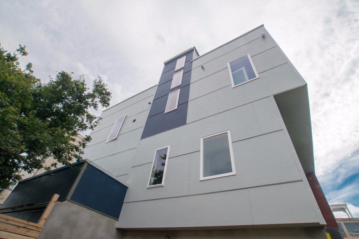 Evolve_Build's tweet image. Monday: Meet the sexy-looking huge deck easily accessible from the kitchen!😍#EvolveBuild #HomeDesign #Summer #Architecture #Deck #House