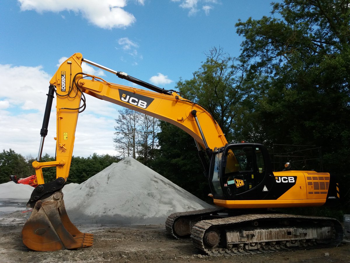 LL_Construction's tweet photo. Another #JCB #JS290 rolled up last week to help keep up with growing demands ! #Investment #growth #straight6isuzu #30tonner 👌 https://t.co/cFrbGPE3W2