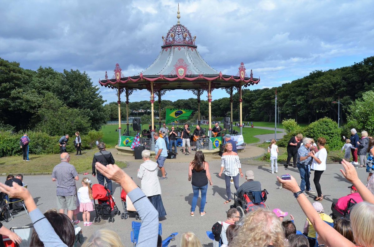 RivelinoBand's tweet photo. #partyinthepark #southshields #goodfun https://t.co/holNQs3qQ8