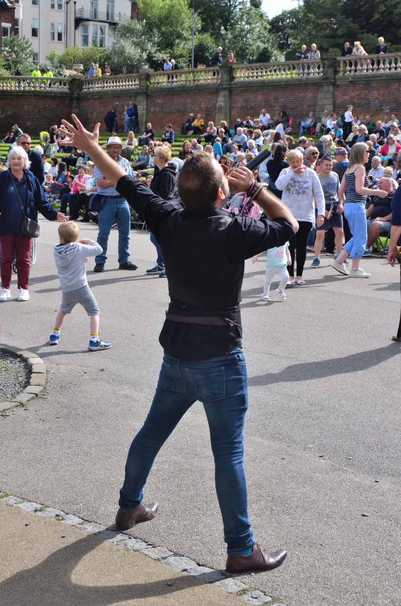 RivelinoBand's tweet photo. #partyinthepark #southshields #goodfun https://t.co/holNQs3qQ8