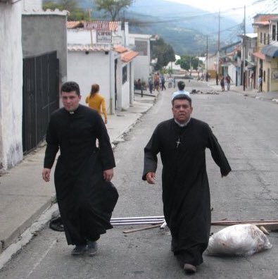 CarlosGarc1a's tweet photo. Solidario con los Padres José Torres y Omar Vergara de Tovar amenazados hoy por funcionarios de los organismos represores. Nadie se escapa! https://t.co/AmTSQlBEfy
