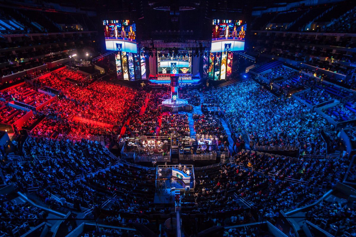 WardysGamingLab's tweet photo. League of Legends' Super Bowl like crowd. #image #506iv https://t.co/Z6Pk93EZ9B