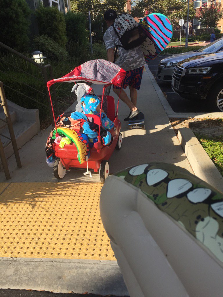 FunMomLyfe's tweet photo. #dadlife #love #toddler #ilovethisman #summer #pool #movingsoon #SoCal https://t.co/f0Qmztm5m0
