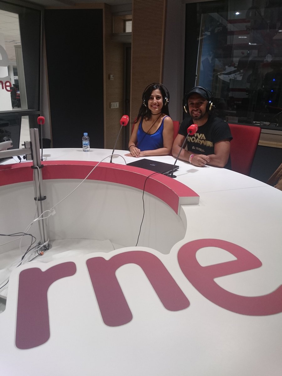 nochesveranorne's tweet photo. Esta #nochedeverano en #directo nos acompañan @enderbonilla1 y @IdairaF para hablarnos del #musical @vivabroadway_es https://t.co/o0ghuGcvhM