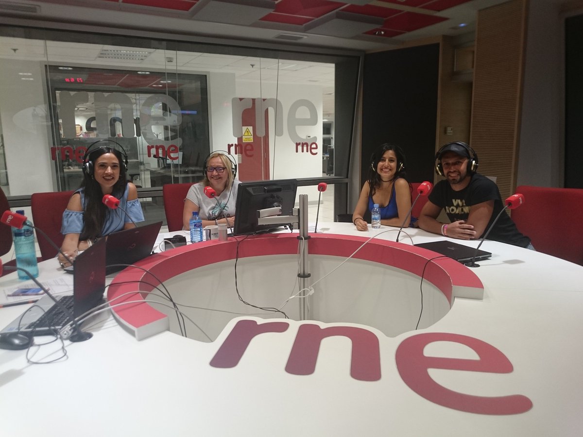 nochesveranorne's tweet photo. Esta #nochedeverano en #directo nos acompañan @enderbonilla1 y @IdairaF para hablarnos del #musical @vivabroadway_es https://t.co/o0ghuGcvhM