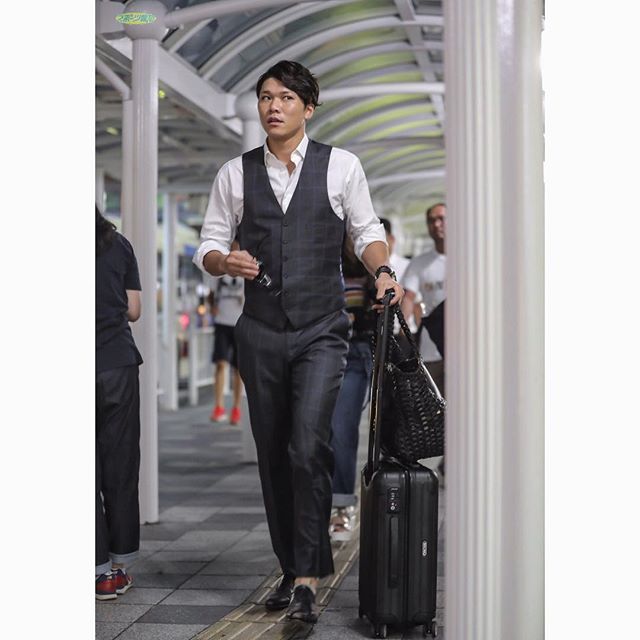 スポーツ報知 巨人取材班 Instagram 巨人 17 7 31 静岡 に到着した坂本勇 カメラ 小林 泰斗 坂本勇人 読売ジャイアンツ 読売巨人軍 スーツ T Co Dfbxondxit Giants Npb プロ野球 T Co Fwlxehqmrv Twitter