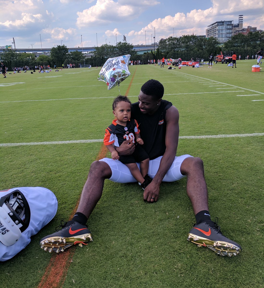 The birthday boy and his number one fan! 🎉   #Bengals50 #FootballisFamily https://t.co/OV4L6nN8o1