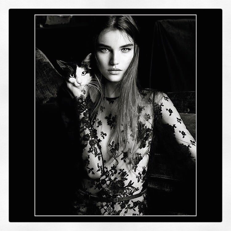 AmrikaLondon's tweet photo. Our #mondaymotivation is always @givenchy 💖 https://t.co/F5Q9hCqL14