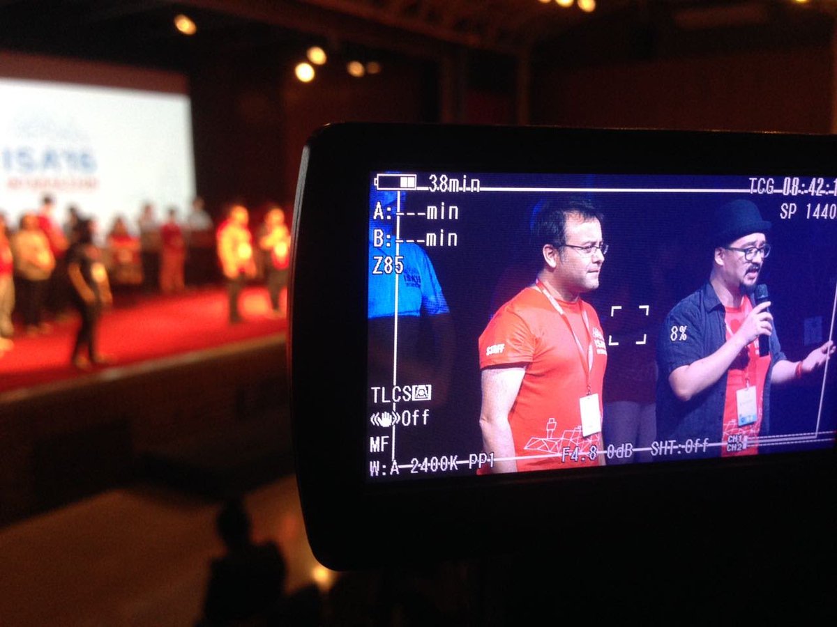 nelsonrp's tweet photo. Buscando fotos encontré ésta con @mad_uxd en la despedida de #ISA16 :) @ixdasantiago https://t.co/gRC9wzvmZQ