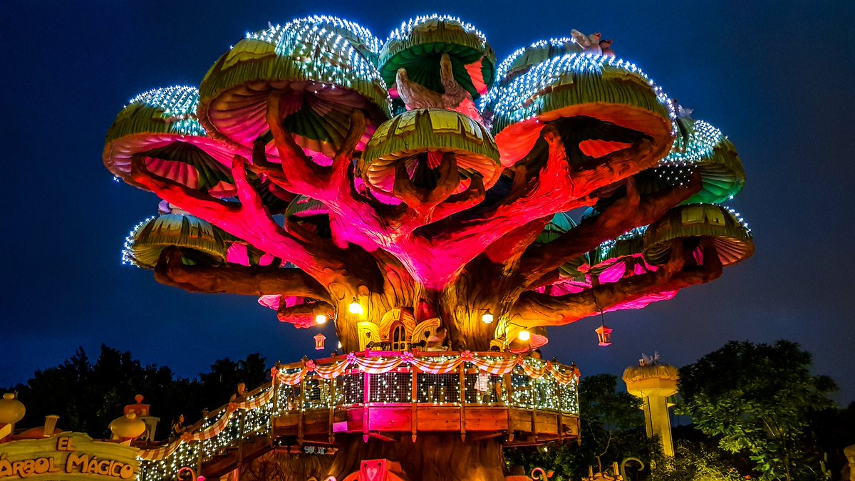 Magic Tree at PortAventura. #family #fun 🎢🎡🌘🎆🍦🌴