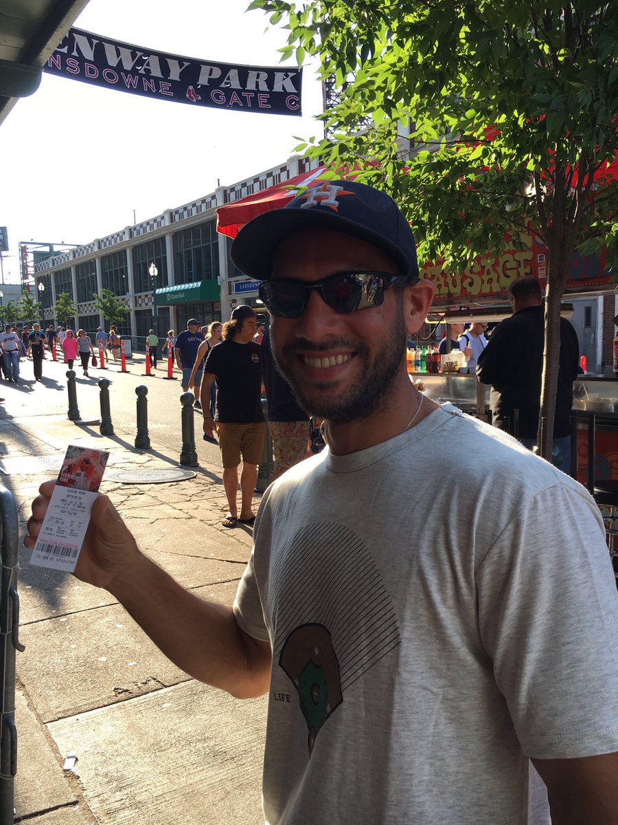 alexdelbarrio's tweet photo. Happiest kid in the world @ShaunBijani #firsttimeatfenway @RedSox @SportsRadio610 https://t.co/vHCRE4yXrK