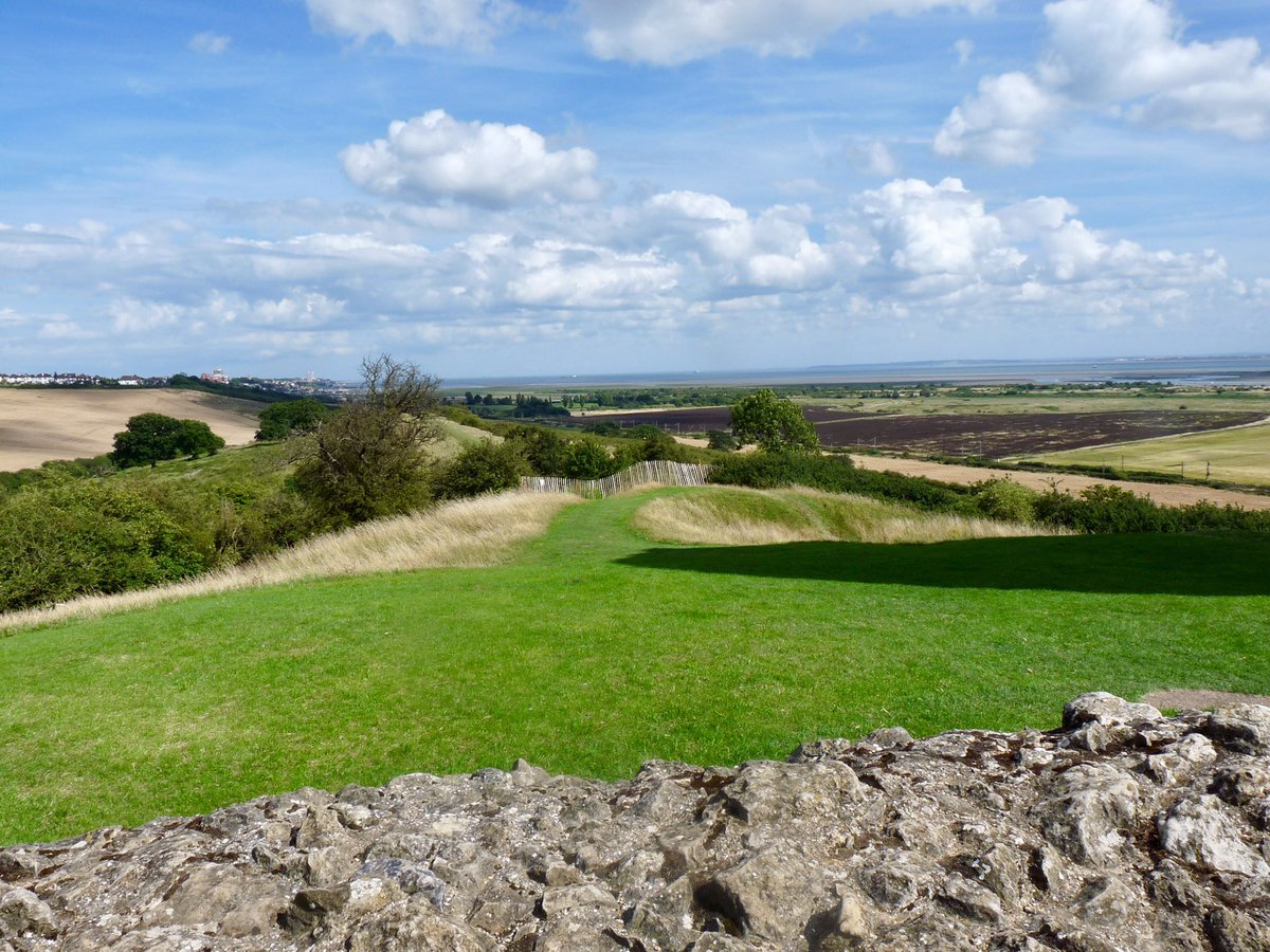 pekingfrog's tweet photo. #hadleighcastle #hadleighdowns #leighonsea #c2crail outside of the commute https://t.co/p5KlMxh58g