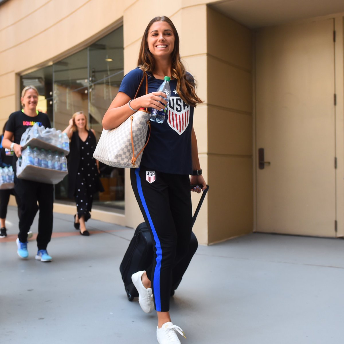 USWNT's tweet photo. Los Angeles! 🛣
We're coming for you. 🇺🇸✨🎥🎬 https://t.co/03JHkxgczY