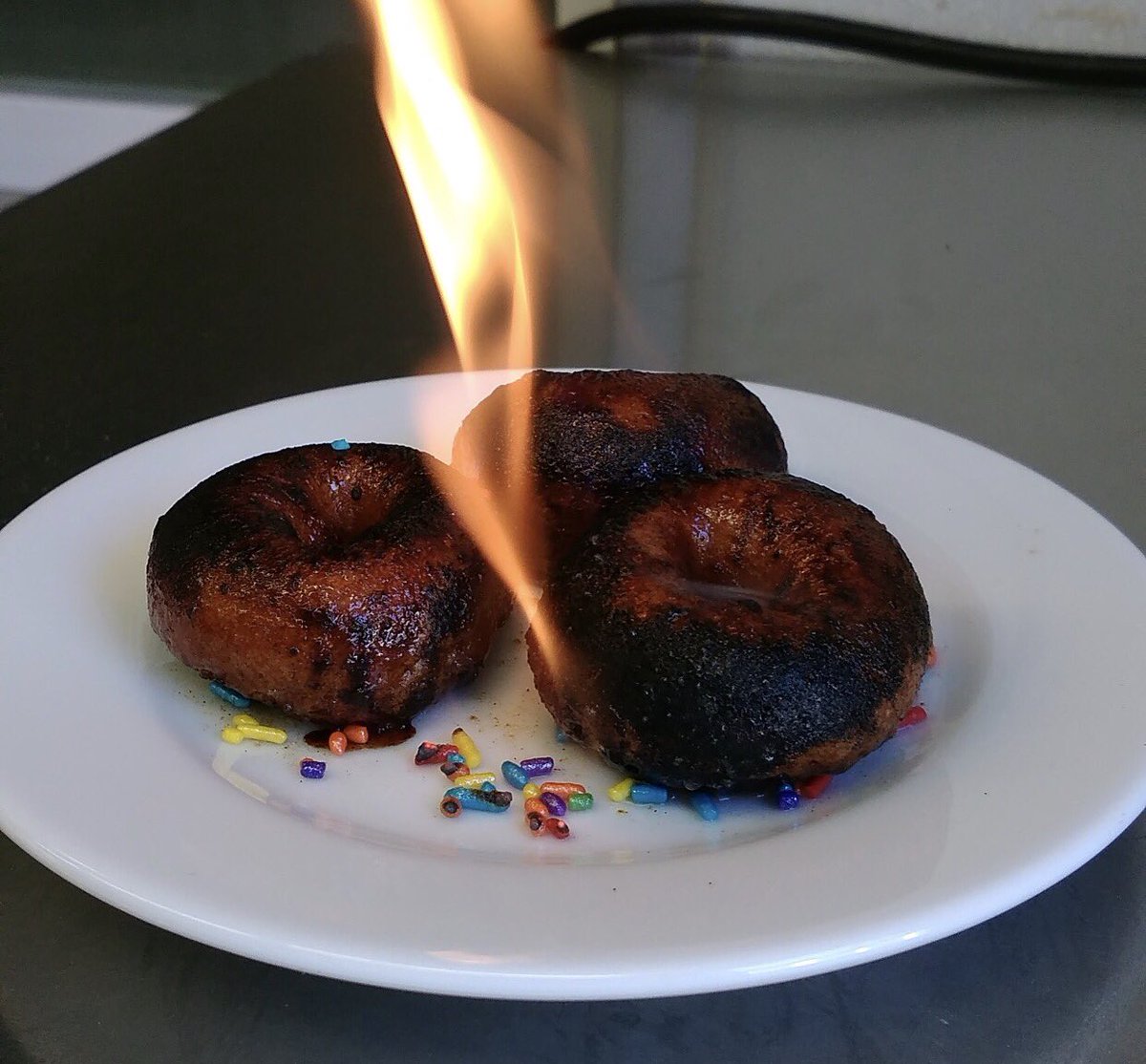 DonutByteLabs's tweet photo. Hot, hot, HOT!! We are going to be closing early this week due to Portland extreme temps. Donuts until 2-3pm for this week only. https://t.co/v3LqJsidgk